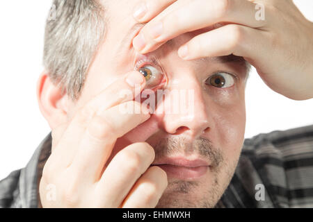 Photo d'un homme en mettant sur une lentille de contact Banque D'Images