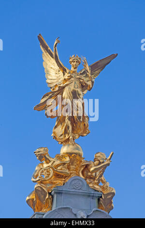 Londres, le Mall La figure de la Victoire de Samothrace surmontant le Queen Victoria Memorial Banque D'Images