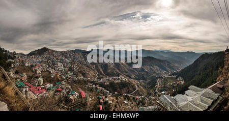 L'étalement urbain au pied de l'Himalaya dans le district de Shimla, Himachal Pradesh, Inde Banque D'Images
