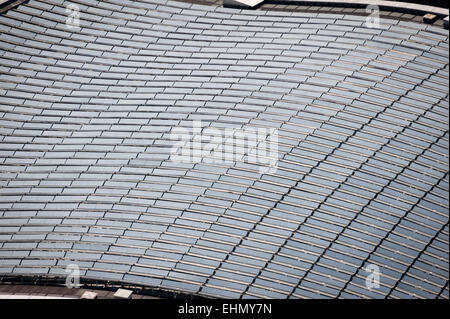 Des panneaux solaires photovoltaïques sur le toit de la Salle Paul VI, Rome, Latium, Italie. Banque D'Images