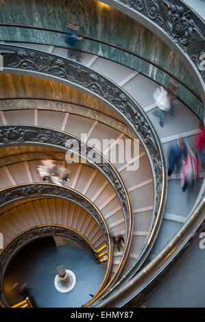 Guiseppe Momo's rampe en spirale dans le musée du Vatican, Rome, Latium, Italie. Banque D'Images