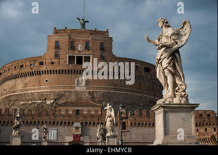 Statue de l'Ange avec les clous sur le Ponte Sant'Angelo et de Castel Sant'Angelo, Rome, Latium, Italie. Banque D'Images