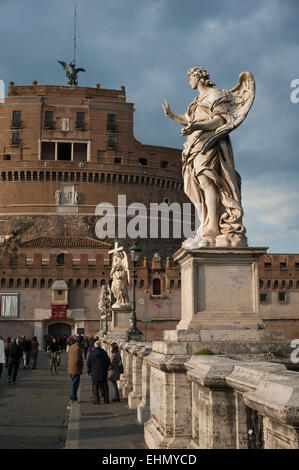 Statue de l'Ange avec les clous sur le Ponte Sant'Angelo et de Castel Sant'Angelo, Rome, Latium, Italie. Banque D'Images