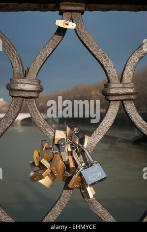 Locks amoureux sur Ponte Sant'Angelo, Rome, Lazio, Italie. Banque D'Images