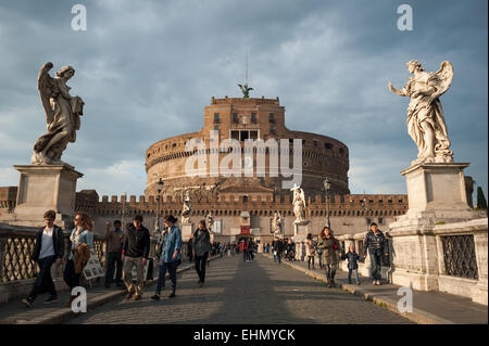 Statue de l'Ange avec le Garment et Dice, à gauche, et Ange avec les ongles sur le Ponte Sant'Angelo et Castel Sant'Angelo, Rome, Lazio, Italie. Banque D'Images