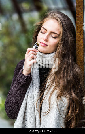 Woman smelling huile essentielle. Banque D'Images