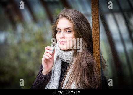 Woman smelling huile essentielle. Banque D'Images