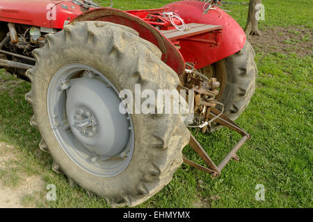 Arrière du tracteur rouge Banque D'Images