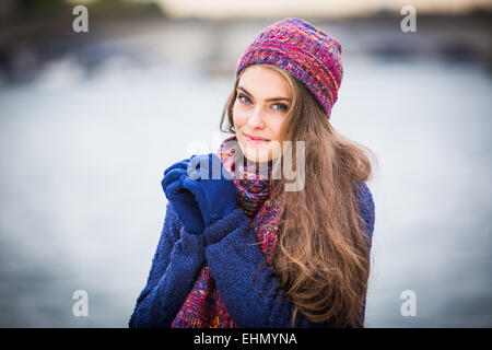 Femme en soufflant sur ses mains. Banque D'Images