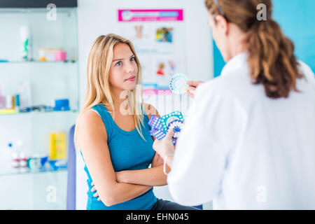 Doctor la contraception orale avec une jeune femme. Banque D'Images