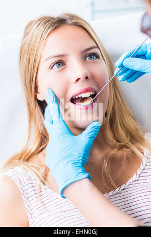 Woman getting examen dentaire chez le dentiste. Banque D'Images