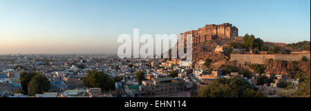 Vue panoramique de la ville de Jodhpur et Fort Mehrangarh, Rajasthan, Inde Banque D'Images