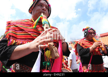 Miami, Floride, USA. 15 mars, 2015. Artistes de la Bolivie démontrer les danses traditionnelles à la Calle Ocho festival de rue à Miami, Floride le dimanche 15 mars, 2015. Credit : SEAN DRAKES/Alamy Live News Banque D'Images