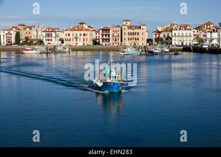 Petit bateau de pêche de retour au port, St Jean de Luz, dans le sud de la France Banque D'Images