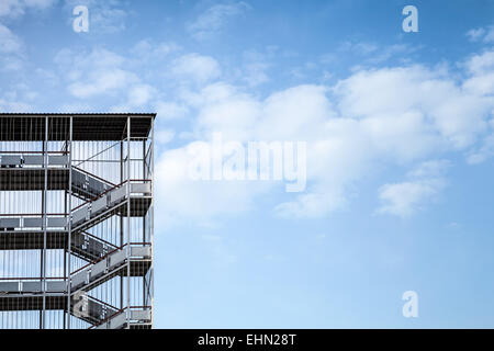 Résumé L'architecture industrielle fragment sur fond de ciel bleu, metal stairway articles Banque D'Images