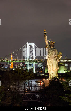 Statue de la liberté sur le bord de la baie de Tokyo et le Rainbow Bridge, au Japon. Banque D'Images