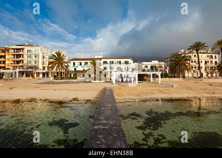La petite ville de Port de Pollença, dans le nord de Majorque - Espagne. Majorque est la plus grande île dans les îles Baléares. Banque D'Images