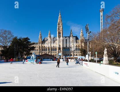 Patineurs à Wiener Eistraum Viennois (patinoire) en font de l'Hôtel de ville de Vienne. Banque D'Images