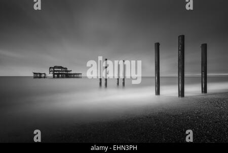 Une longue exposition de Brighton West Pier Banque D'Images