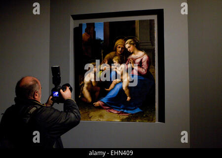 Torino, Italie, 16/03/2015. La peinture du XVIe siècle "la Madonna del Divino Amore" de Raphaël. La peinture, venant du Musée Capodimonte, sera en exposition jusqu'au 28 juin à Pinacoteca Agnelli à Turin. Banque D'Images