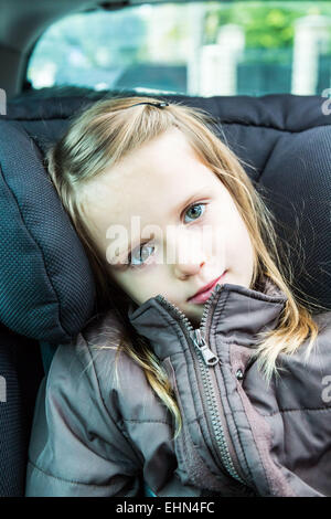 5 ans, fille d'une voiture. Banque D'Images