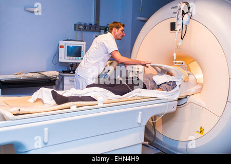 Patient subissant une tomodensitométrie (TDM) du cerveau (accident vasculaire cérébral (AVC)), l'hôpital de Bordeaux, France. Banque D'Images