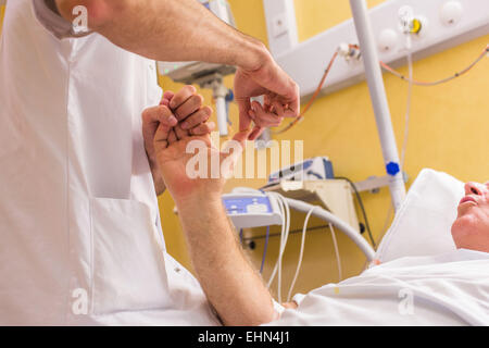 L'examen neurologique d'un patient qui était la thrombolyse après un AVC, l'Unité de Soins Intensifs (VNU) Neuro-Vascular CHU de Bordeaux. Banque D'Images