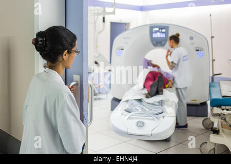 Un scanner du cerveau, l'hôpital de Bordeaux, France. Banque D'Images