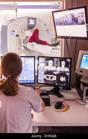 Un scanner du cerveau, l'hôpital de Bordeaux, France. Banque D'Images