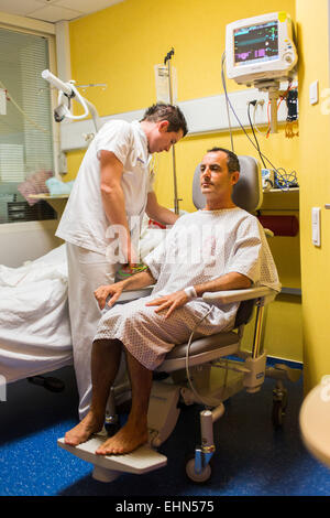 L'examen neurologique d'un patient qui était la thrombolyse après un AVC, l'Unité de Soins Intensifs (VNU) Neuro-Vascular CHU de Bordeaux. Banque D'Images