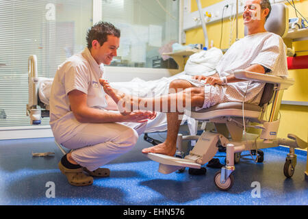 L'examen neurologique d'un patient qui était la thrombolyse après un AVC, l'Unité de Soins Intensifs (VNU) Neuro-Vascular CHU de Bordeaux. Banque D'Images