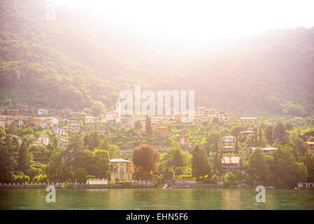 Vue sur la petite ville sur le coucher du soleil. Le lac de Côme, Italie Banque D'Images