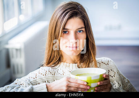 Femme mangeant une soupe. Banque D'Images