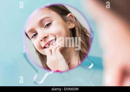 Milkteeth d'une fillette de 5 ans. Banque D'Images