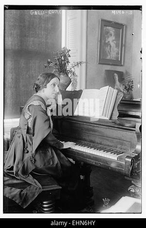 Ce portrait capture Galli-Curci, une chanteuse d’opéra reconnue pour ses performances au début du XXe siècle. L'image reflète sa stature dans le monde de l'opéra et son talent vocal influent. Banque D'Images