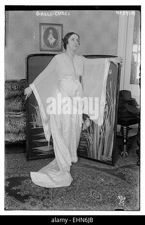 *Galli-Curci* était une célèbre soprano italienne, célèbre pour sa voix puissante et émouvante. Elle a joué avec des compagnies d'opéra de premier plan et est célébrée pour ses contributions musicales au début du XXe siècle. L'image peut la représenter dans un cadre formel de performance. Banque D'Images