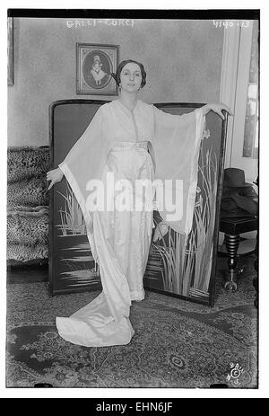 Galli-Curci était une soprano opératique renommée du début du XXe siècle, connue pour sa brillante technique vocale et sa présence sur scène. Elle se produit largement en Europe et en Amérique, laissant un impact significatif sur le monde de l'opéra avec ses performances expressives. Banque D'Images