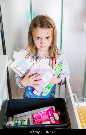 Tri des déchets recyclés de fille. Banque D'Images