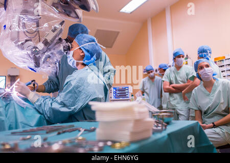 Les chirurgien implant cochléaire, une opération d'implantation d'un petit appareil électronique utilisé pour donner une idée de son à une personne sourde, de l'hôpital de Limoges, France. Banque D'Images