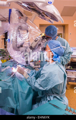 Les chirurgien implant cochléaire, une opération d'implantation d'un petit appareil électronique utilisé pour donner une idée de son à une personne sourde, de l'hôpital de Limoges, France. Banque D'Images