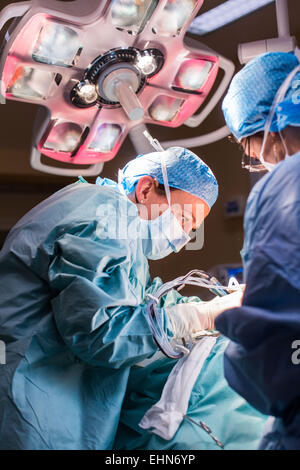 Les chirurgien implant cochléaire, une opération d'implantation d'un petit appareil électronique utilisé pour donner une idée de son à une personne sourde, de l'hôpital de Limoges, France. Banque D'Images