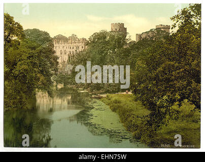 Cette vue sur le château de Warwick depuis le pont offre un aperçu époustouflant du château anglais historique, connu pour son architecture médiévale et sa position stratégique. La photo capture la grandeur de la structure en pierre du château, avec la rivière tranquille qui coule en dessous, évoquant un sentiment d'histoire intemporelle et de puissance médiévale. Banque D'Images