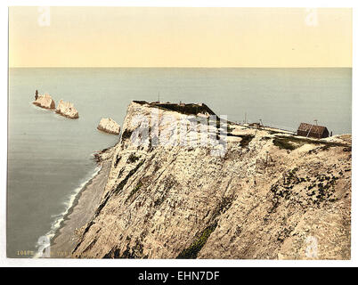 Cette photographie capture la formation rocheuse emblématique de Needles sur l'île de Wight, en Angleterre. Connue pour son aspect distinctif, la Needles est un monument naturel important, situé contre le littoral pittoresque de l'île. Banque D'Images