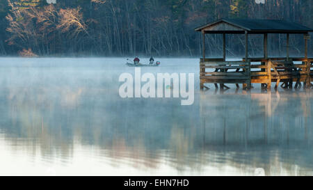 Lamar Comté Lake, Vernon, New Jersey, USA. 16 mars, 2015. Météo : une autre paire de tête pour les pêcheurs de poisson que la brume s'élève de Lamar Comté Lac. Crédit : Tim Thompson/Alamy Live News Banque D'Images