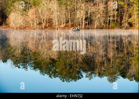 Lamar Comté Lake, Vernon, New Jersey, USA. 16 mars, 2015. Météo : le soleil et ciel bleu pour une matinée parfaite de la pêche sur le lac Lamar Comté de Vernon, en Alabama. Crédit : Tim Thompson/Alamy Live News Banque D'Images