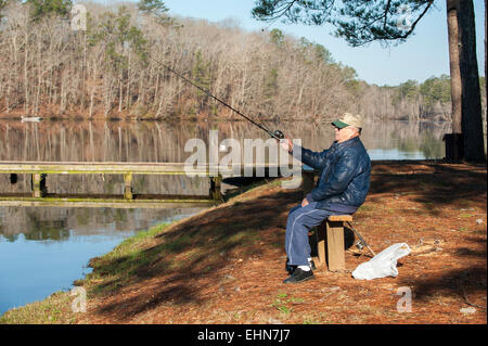 Lamar Comté Lake, Vernon, New Jersey, USA. 16 mars, 2015. Météo : Robert May est une des nombreuses personnes qui ont profité de la météo magnifique et a décidé de faire un peu de pêche. Mai est à Lamar Comté Lake dans la région de Vernon, New York. Banque D'Images