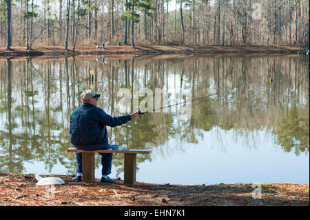 Lamar Comté Lake, Vernon, New Jersey, USA. 16 mars, 2015. Météo : Robert peut prend une autre distribution que il passe son lundi matin à la pêche Lamar Comté Lake dans la région de Vernon, New York. Le soleil est sorti, les gens. Crédit : Tim Thompson/Alamy Live News Banque D'Images