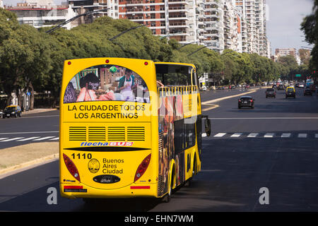 L'ARGENTINE, Buenos Aires, Retiro, Av del Libertador, yellow bus touristique Banque D'Images