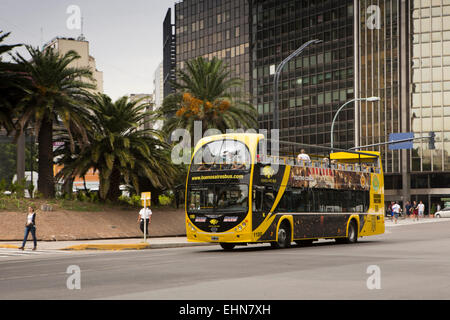 L'ARGENTINE, Buenos Aires, Retiro, San Martin, jaune open top bus touristique Banque D'Images