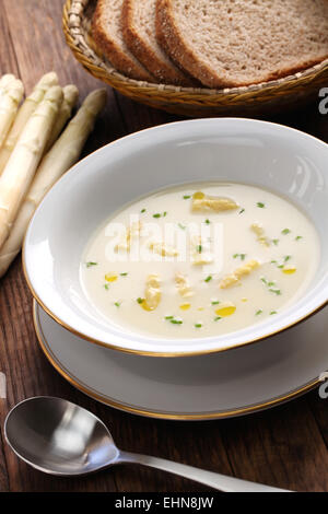 Soupe crème d'asperges blanches, spargelcremesuppe allemand, une cuisine de printemps Banque D'Images